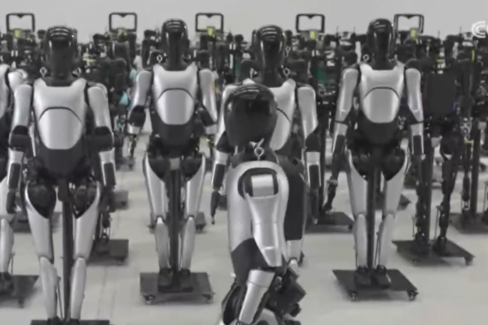 央视报道！揭秘AG尊时凯龙机器人量产超级工厂