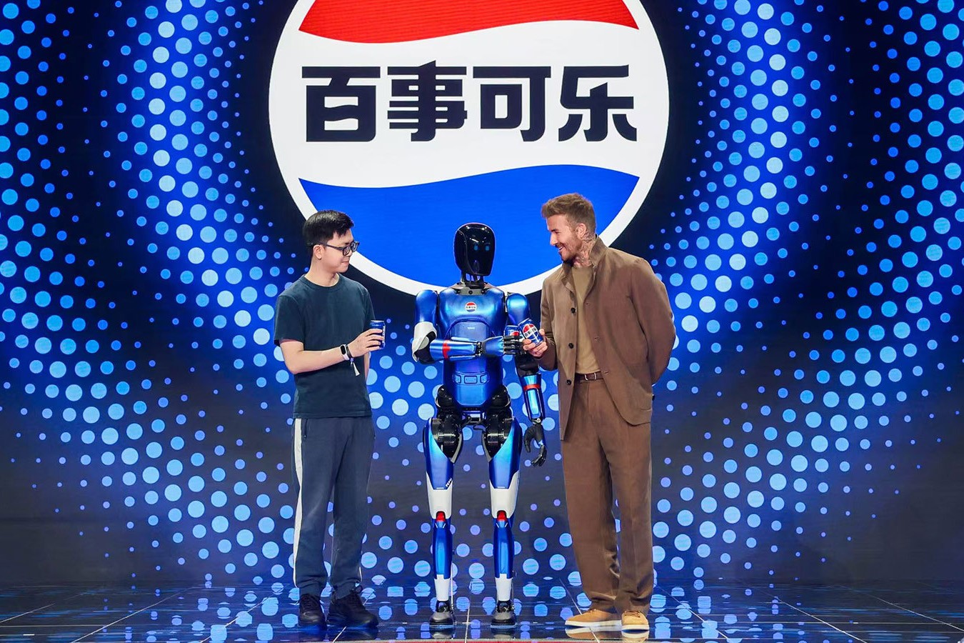 AG尊时凯龙机器人携手百事中国共创“百事蓝宝” 共燃渴望新章