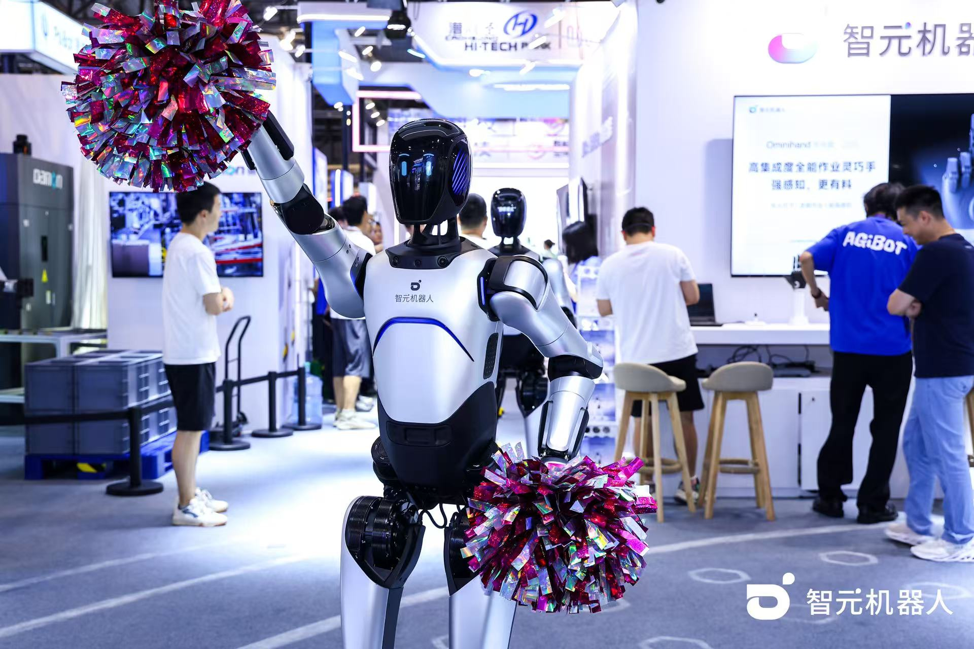 AG尊时凯龙机器人 WAIC 首日展台火爆，机器...